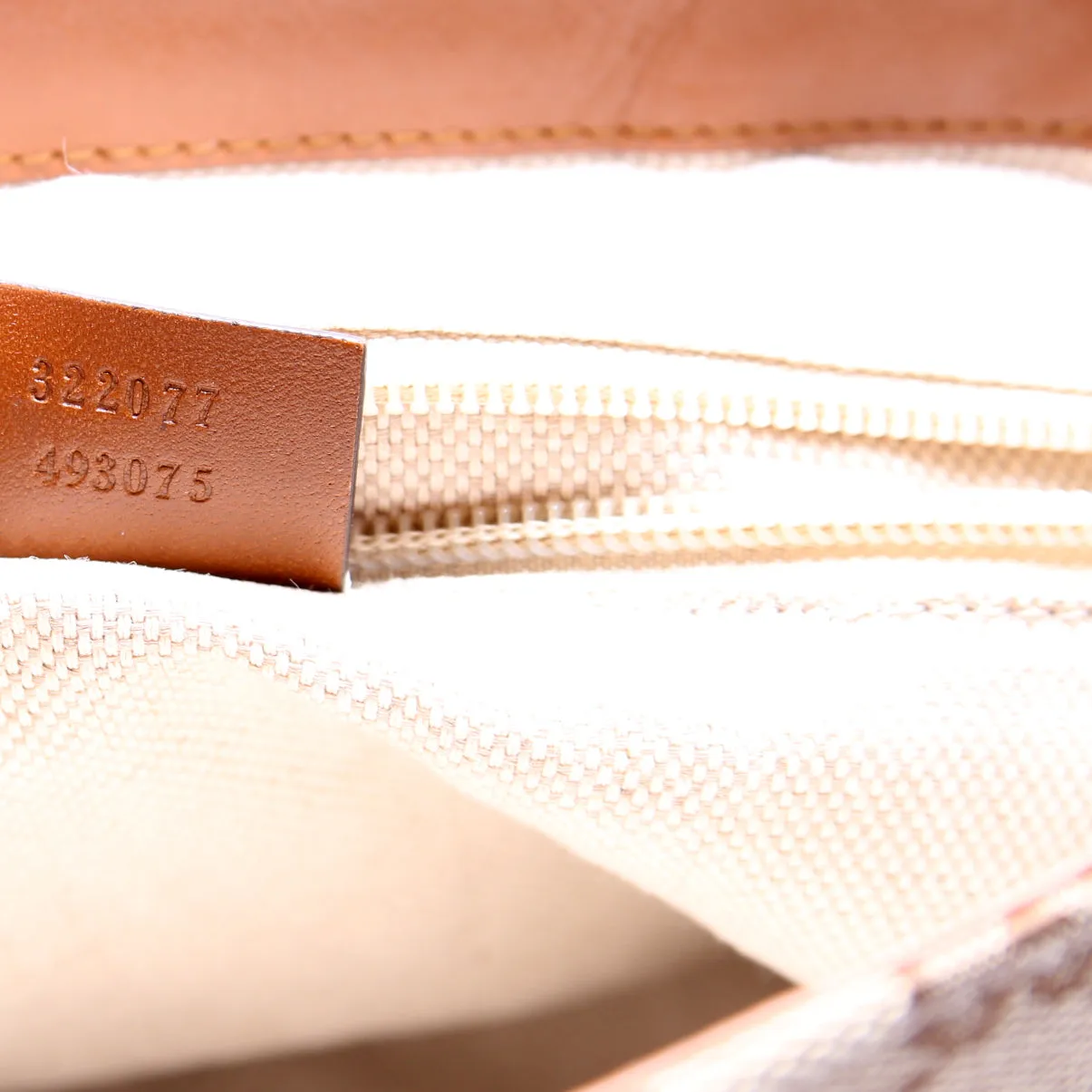 322077 GG Canvas Vertical Messenger